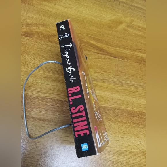 Dangerous Girls by: R.L. Stine 2003 Paperback - Picture 3 of 7